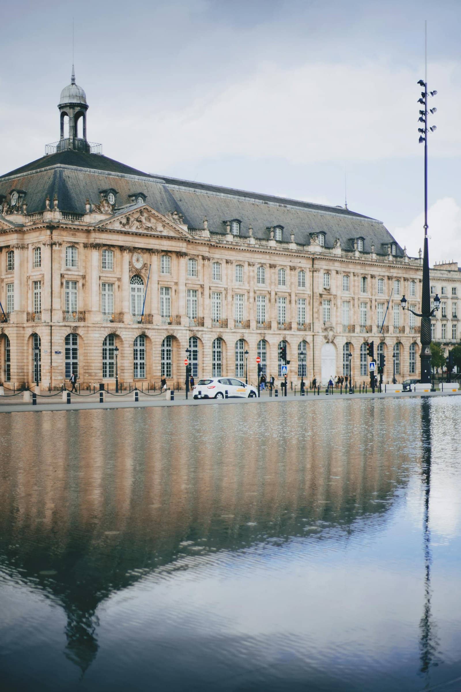 Avocat Droit de la Construction 2 elegant historic building in bordeaux reflected in calm water showcasing architecture. 4913449 scaled 1