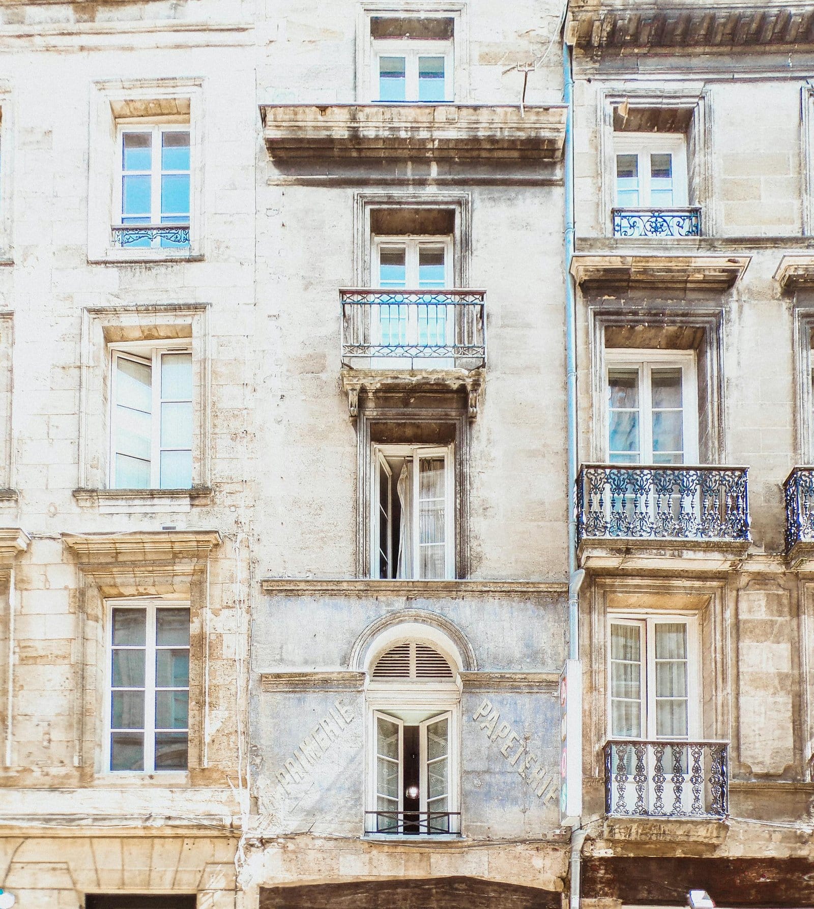 Honoraires avocat 1 exterior view of a historic building facade with balconies in bordeaux france. 1694354 scaled 1