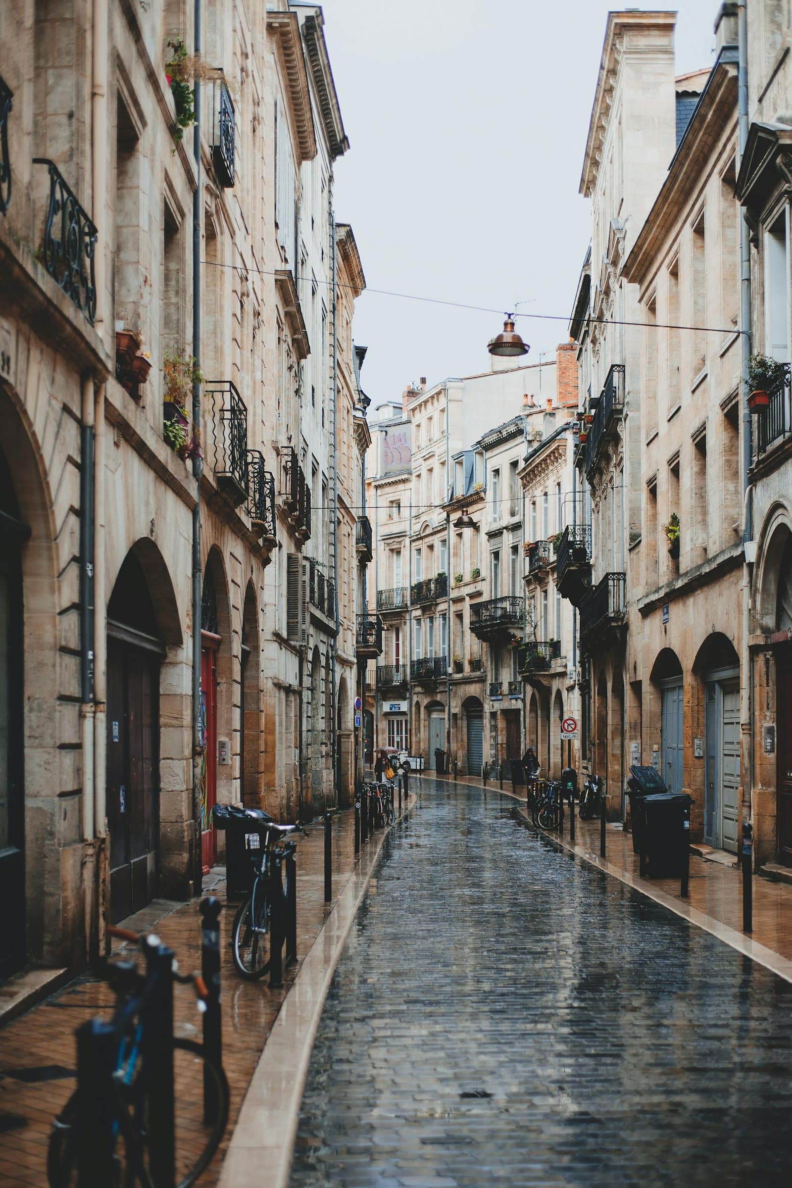 Avocat droit immobilier 2 narrow water channel between pavements with aged masonry house exteriors in venice in daylight 4913462 scaled 1